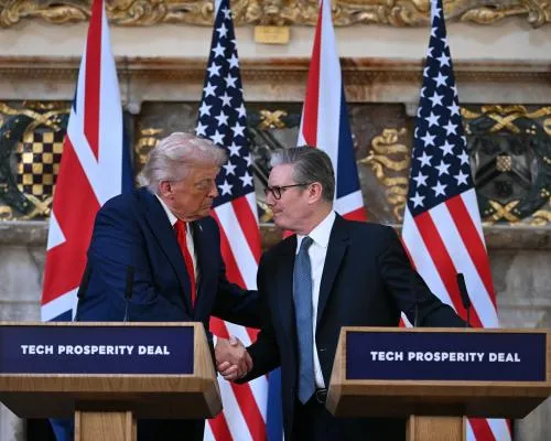 Trump Turns Fire on Putin and Commends UK in Press Conference with Starmer